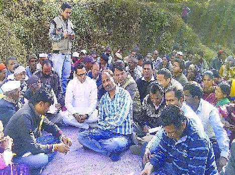 EE, Kanoongo, Patwari villagers left after 24 hours